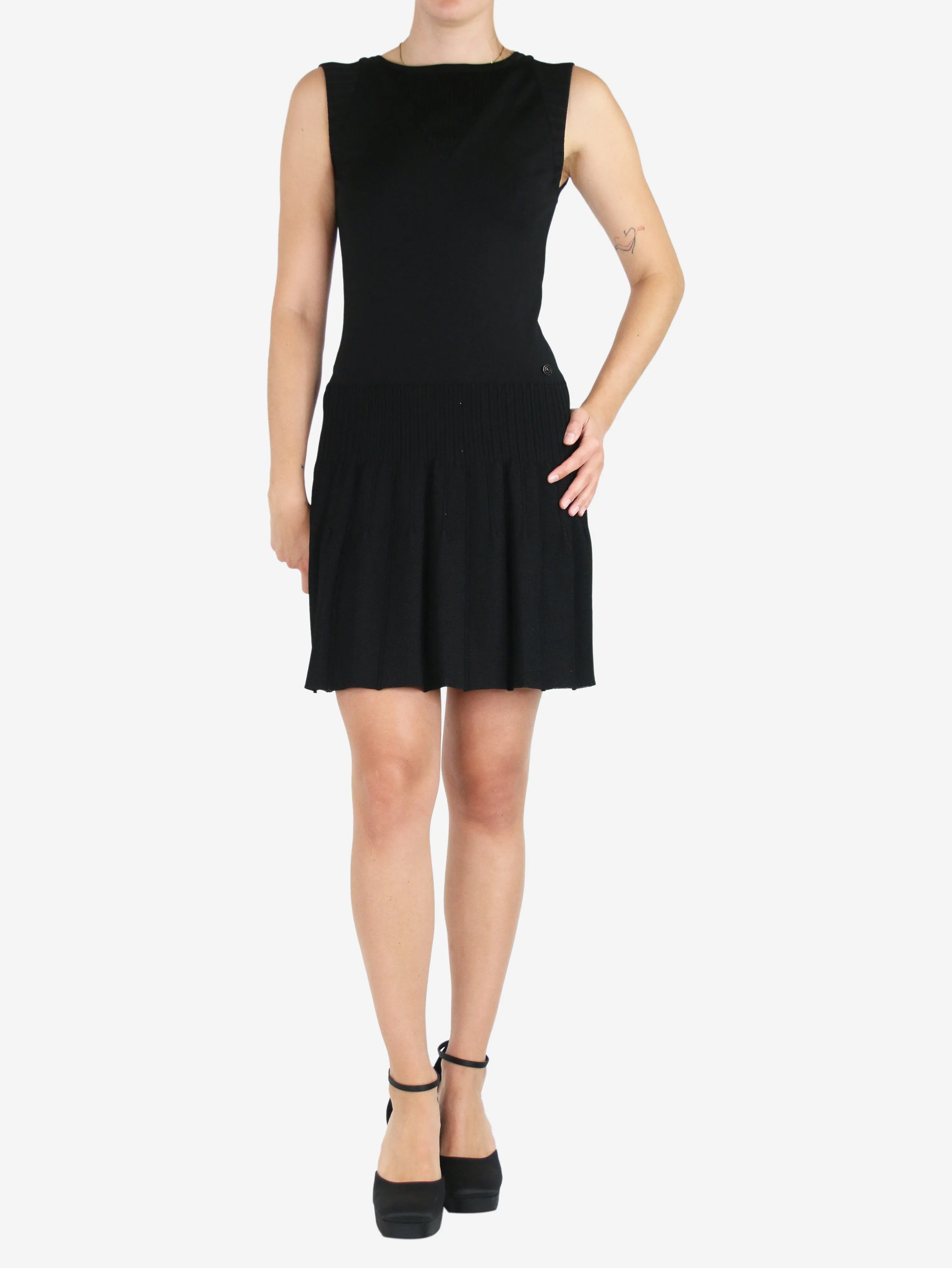 Black sleeveless v-neck pleated mini dress - size UK 8